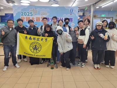 中華優質旅遊發展協會與台北城市科技大學共同主辦的「2025全國大觀盃觀光設計競賽」全國總決賽，今年吸引全台高中職與大專院校共180支隊伍、逾600名選手參賽，競爭激烈。東南科技大學數位媒體設計系由張美春老師與李彥翰老師帶隊參賽，團隊表現亮眼，6組作品於伴手禮設計組一舉拿下1金、2銀、1銅及2件佳作，展現團隊在設計思考、在地觀察與創意整合上的扎實能量。
